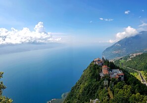 A coastal landscape with a mountain, a clear sky, and a view of the sea. - Appartamento 204 Benaco (Tignale)