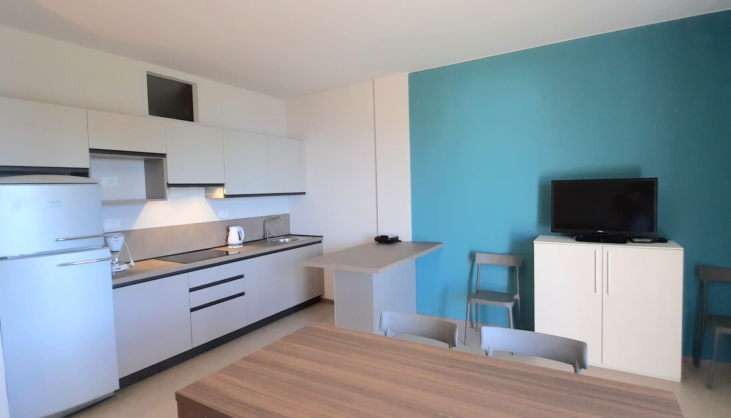 Réfrigérateur, cafetière/bouilloire, grille-pain