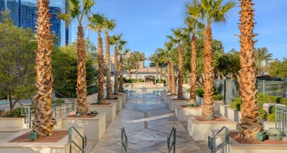 Signature @ MGM Grand, Strip view Penthouse Floor, Lazy River