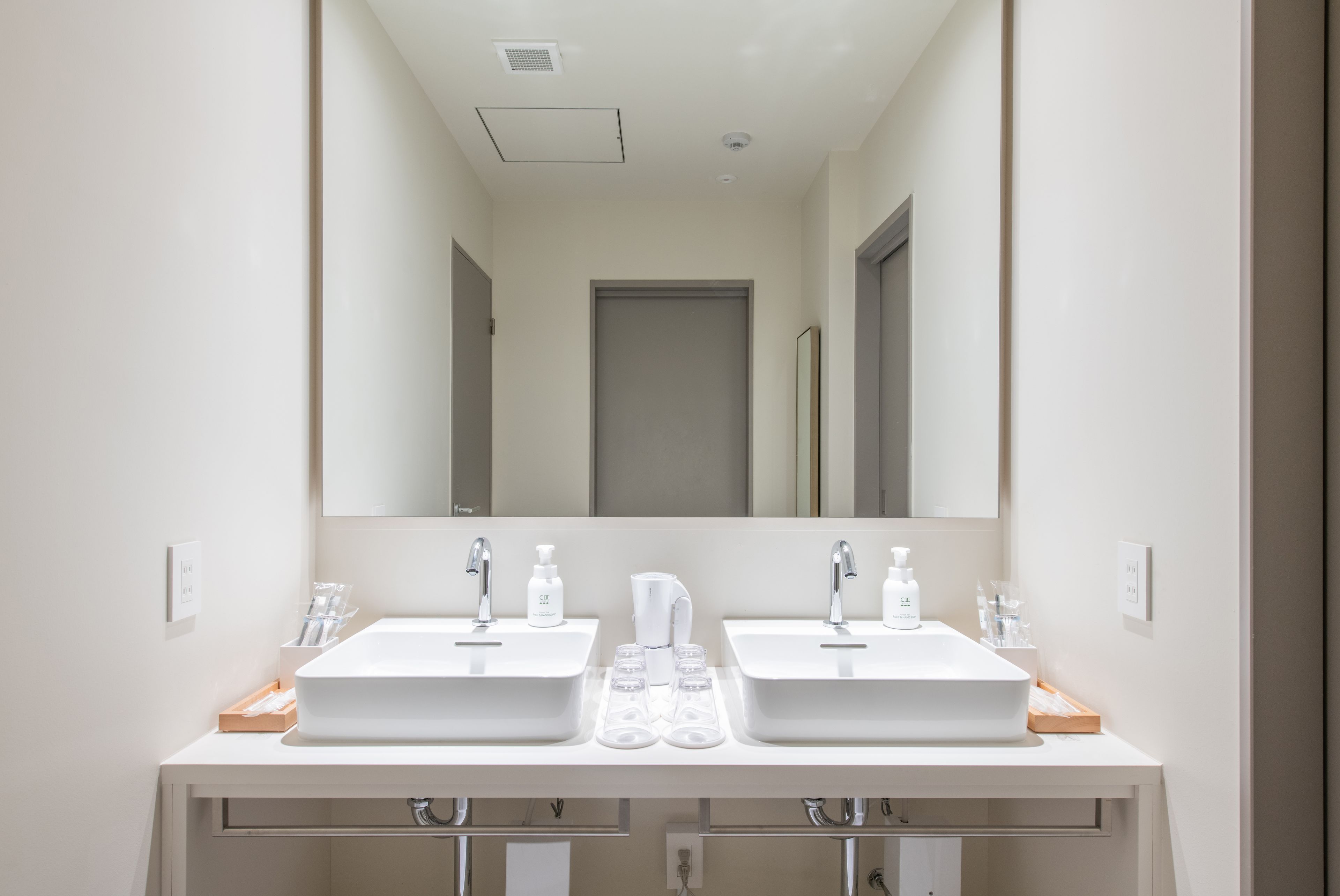 moderate bunk group | bathroom | free toiletries, hair dryer, slippers, bidet