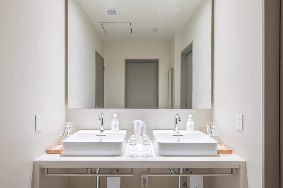 moderate bunk group | bathroom | free toiletries, hair dryer, slippers, bidet