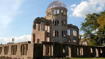 Un edificio abandonado con una gran cúpula y múltiples ventanales.