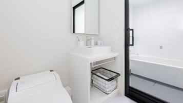 雙人房 | 浴室 | 免費盥洗用品、吹風機、拖鞋、坐浴桶