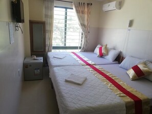Quarto quádruplo luxo, vista para o mar | Frigobar, cofres nos quartos, escrivaninha, Wi-Fi de cortesia