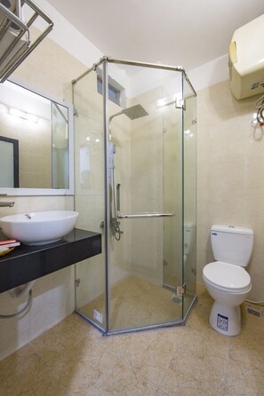 Deluxe-Dreibettzimmer | Badezimmer | Kostenlose Toilettenartikel, Haartrockner, Hausschuhe, Bidet
