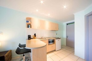 Refrigerador, microondas, parrilla de estufa y cafetera y tetera 