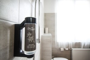 Douche, séchoir à cheveux, serviettes fournies, savon