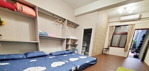 Desk, soundproofing, rollaway beds, free WiFi - Always Come Inn (Tainan)