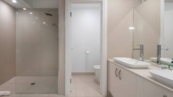 Apartment, 2 Bedrooms, 2 Bathrooms, Ocean View | Bathroom | Shower, hair dryer, towels