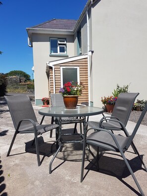Outdoor dining - Comfortable Home in a beautiful part of Dingle Town (Dingle)