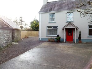 Exterior - Comfortable Home in a beautiful part of Dingle Town (Dingle)