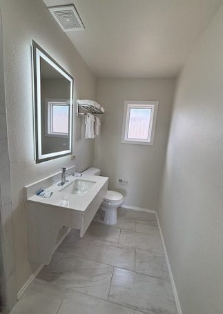 Single Room | Free WiFi, bed sheets. Western Skies Motel