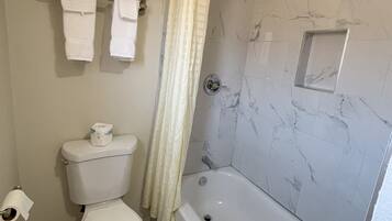 Double Room | Bathroom | Bathtub