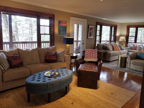 Smart-TV, Kamin, Bücher