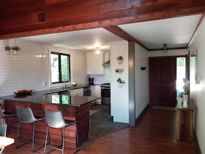 Fridge, microwave, oven, stovetop - Enjoy Christmas in a Professionally Decorated Space! See our Pics! (Highlands)