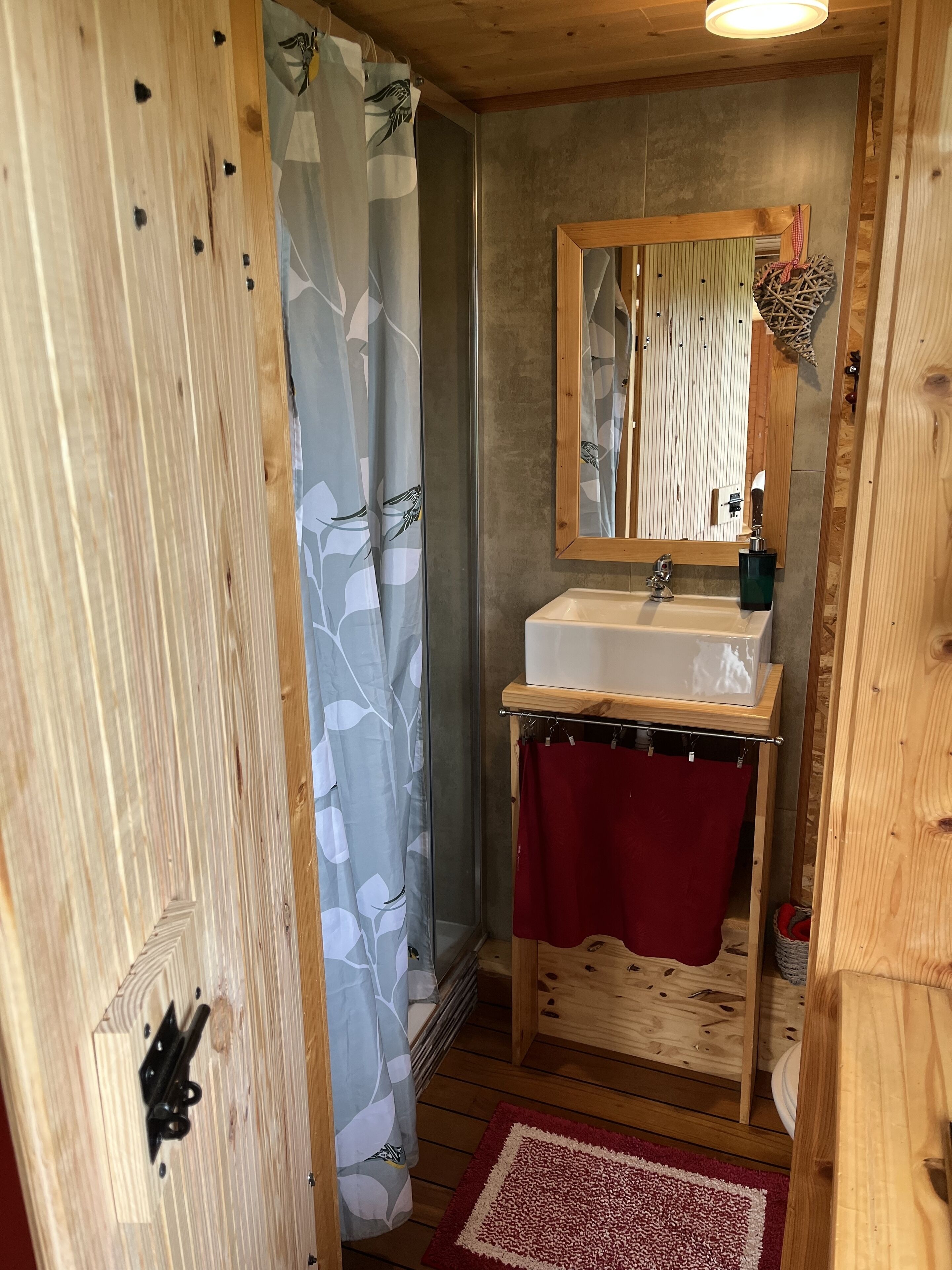 Een douche, een haardroger, handdoeken, shampoo