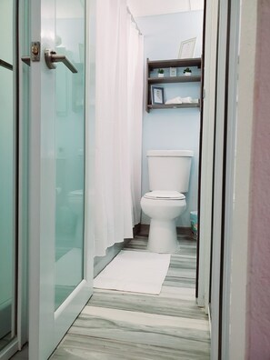 Tina, toallas, jabón, papel de baño 