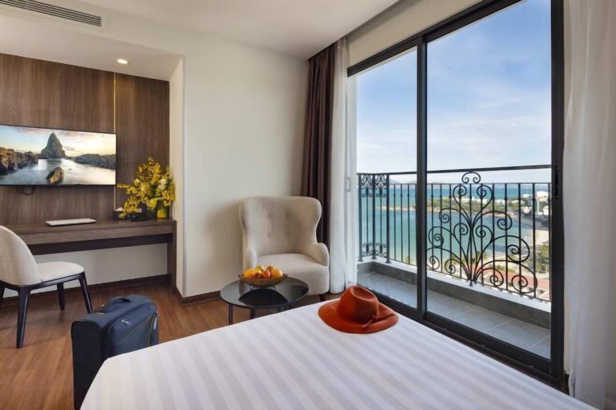 Premium bedding, pillowtop beds, minibar, in-room safe