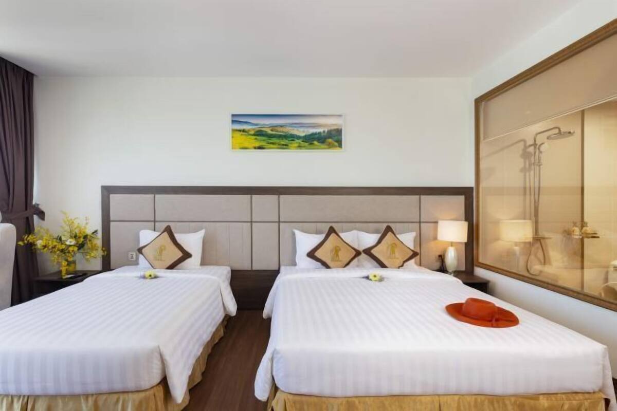 Premium bedding, pillowtop beds, minibar, in-room safe