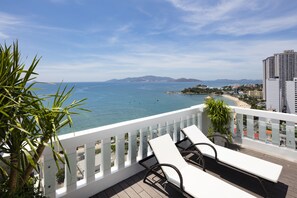 Outdoor pool, open 6:00 AM to 8:00 PM, sun loungers - Daphovina Hotel (Nha Trang)