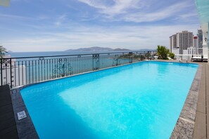 室外游泳池，06:00 至 20:00 开放，日光浴躺椅