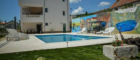 حمّام سباحة خارجي