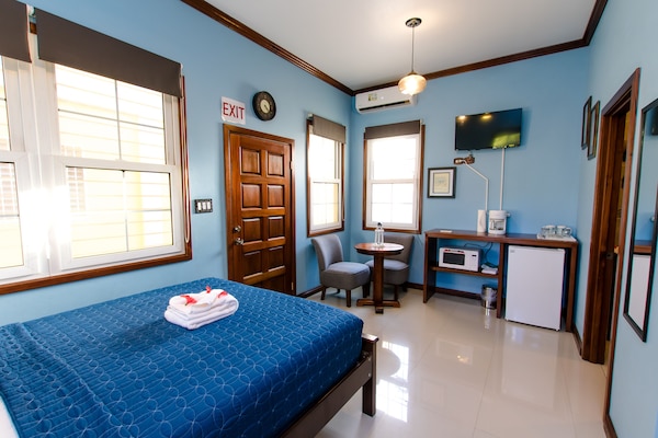 Caja de seguridad en la habitación y tabla de planchar con plancha