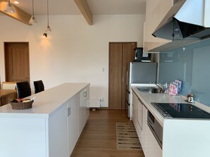 Apartamento, 2 quartos (2F) | Cozinha americana privada | Geladeira, micro-ondas, cooktop, chaleira elétrica
