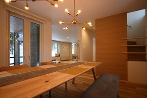Casa, 4 quartos | Opções para refeição no quarto