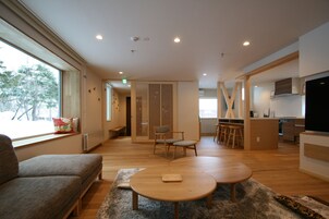 Casa, 4 habitaciones | Zona de estar | Una televisión de pantalla plana