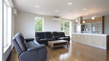 ハウス 5 ベッドルーム マウンテンビュー | リビング エリア | 薄型テレビ