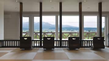 House, 5 Bedrooms, Mountain View | Living area | Flat-screen TV