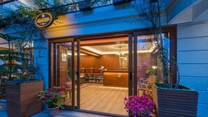 A reception area with a wooden interior, a reception desk, and potted plants. - Udaan Dekeling Resort Darjeeling (Darjeeling)
