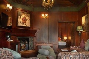 British Suite Room With Fireplace | Aire de séjour | Téléviseur connecté de 53 po avec télévision par satellite