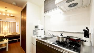 Réfrigérateur, micro-ondes, plaque de cuisson, bouilloire électrique