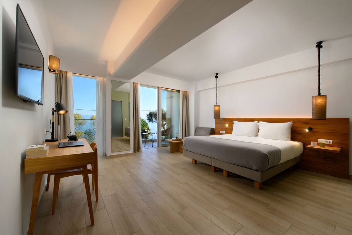 Essential Suite with Sea View | ผ้าปูที่นอนฝ้ายอียิปต์, เครื่องนอนระดับพรีเมียม, ผ้านวมขนเป็ด
