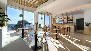 Se sirven almuerzos, cenas, brunch y cocina griega (con vistas al mar)