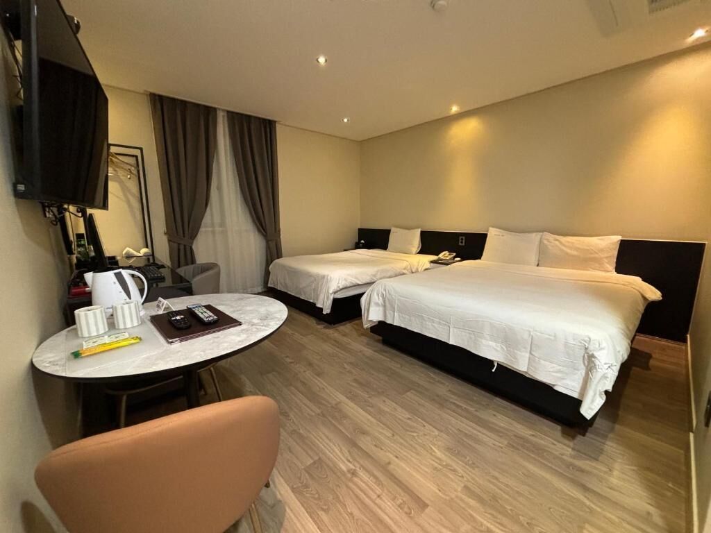 Habitación Deluxe con 2 camas individuales, bañera | Wifi gratis y ropa de cama