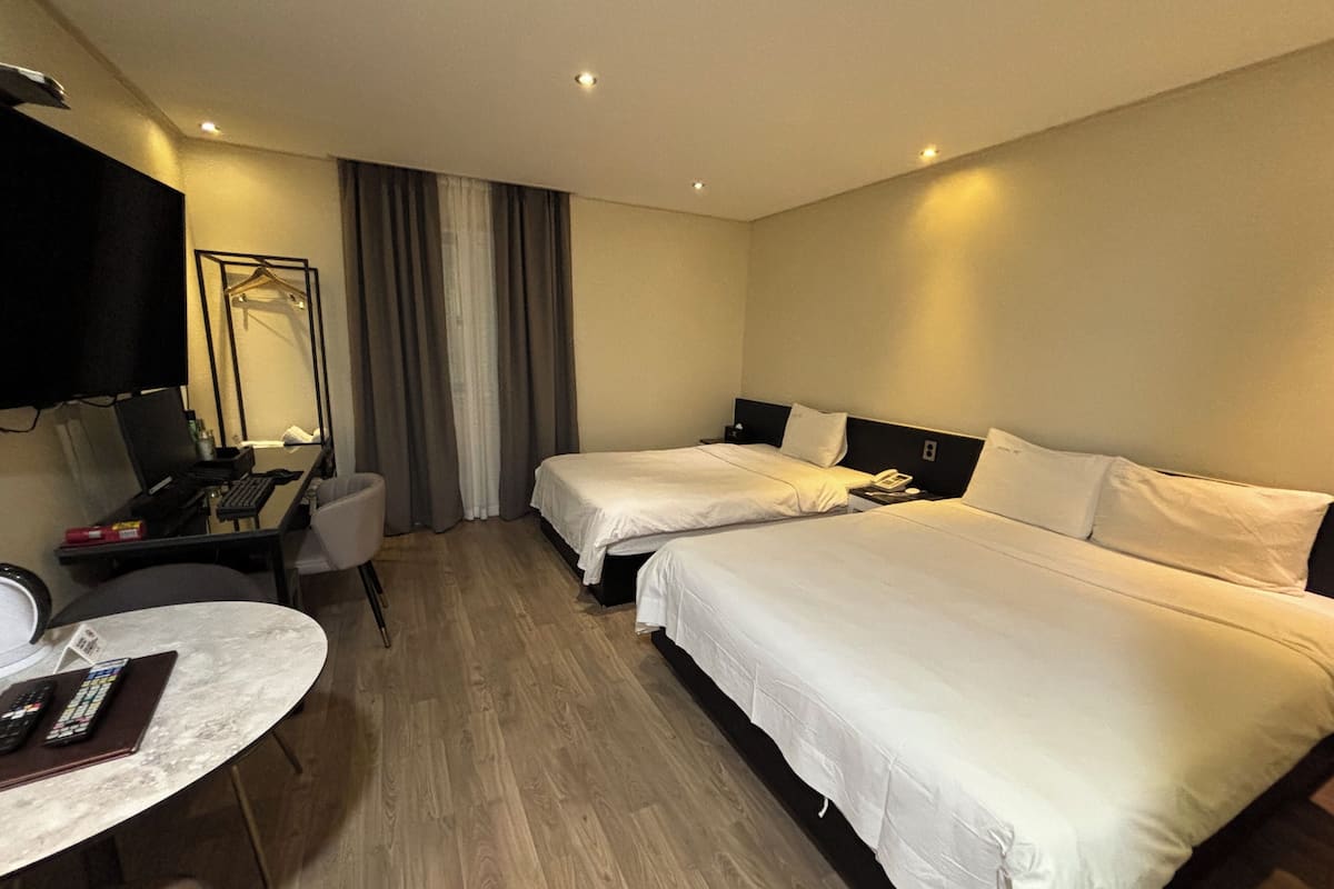 Chambre Deluxe avec lits jumeaux, baignoire | Wi-Fi gratuit