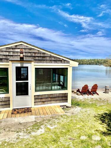 Viehättävä antiikkinen venevaja, joka sijaitsee suoraan pitkällä lampilla.