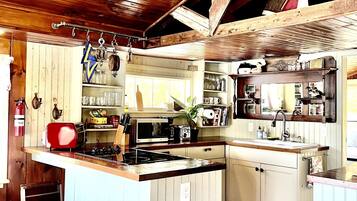 Réfrigérateur, plaque de cuisson, cafetiÚre/bouilloire, grille-pain