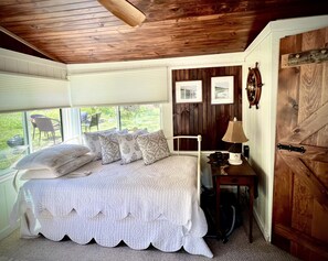 Tabla de planchar con plancha y ropa de cama 