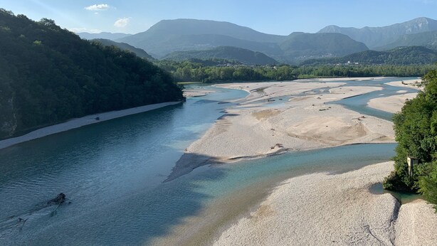 A river with clear water, surrounded by mountains and greenery. - River house surrounded by greenery. (San Giacomo)