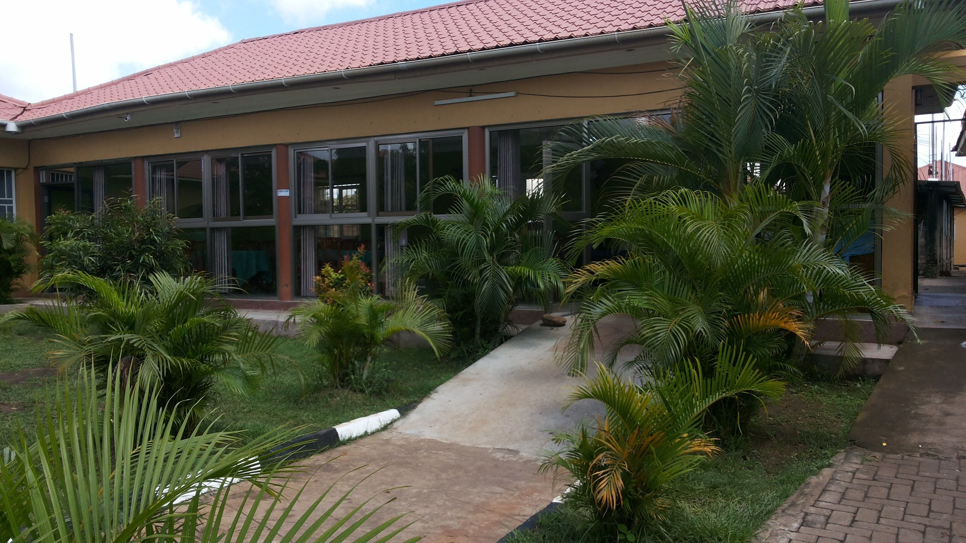 供應早餐、午餐和晚餐，國際料理