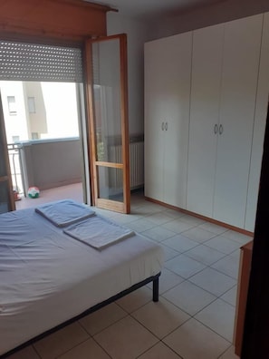 Tabla de planchar con plancha y ropa de cama