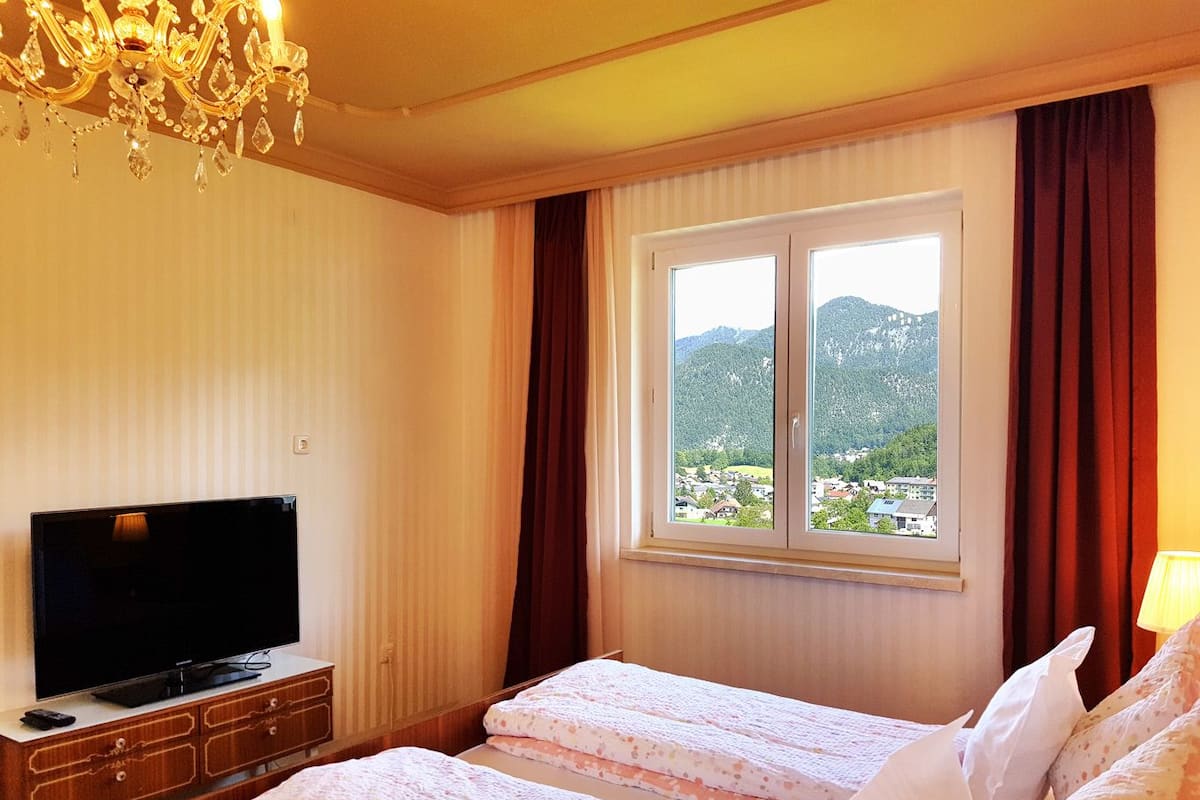 Classic Suite, Mountain View | Hypo-allergenic bedding, individually decorated, individually furnished