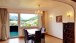 Comedor con vistas a un paisaje montañoso, un candelabro y una bodega.