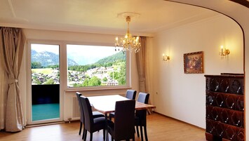 Suíte clássica, vista para a montanha | Opções para refeição no quarto