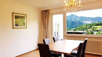 Classic-Suite, Bergblick | Essbereich im Zimmer
