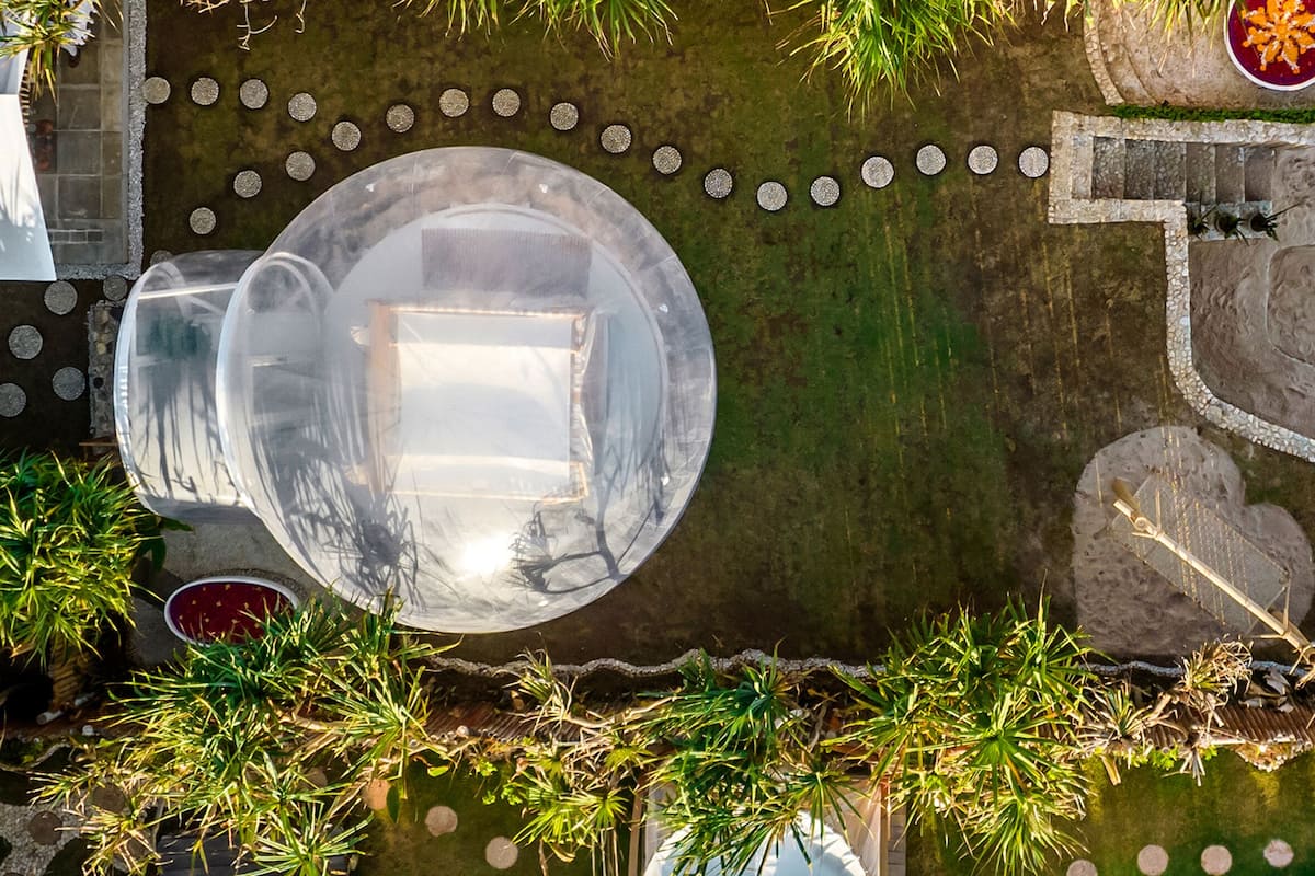 Une vue aérienne d’une installation aquatique circulaire, entourée d’un chemin de pierre sur lequel sont disposées à intervalles réguliers des pierres circulaires servant de marchepied.